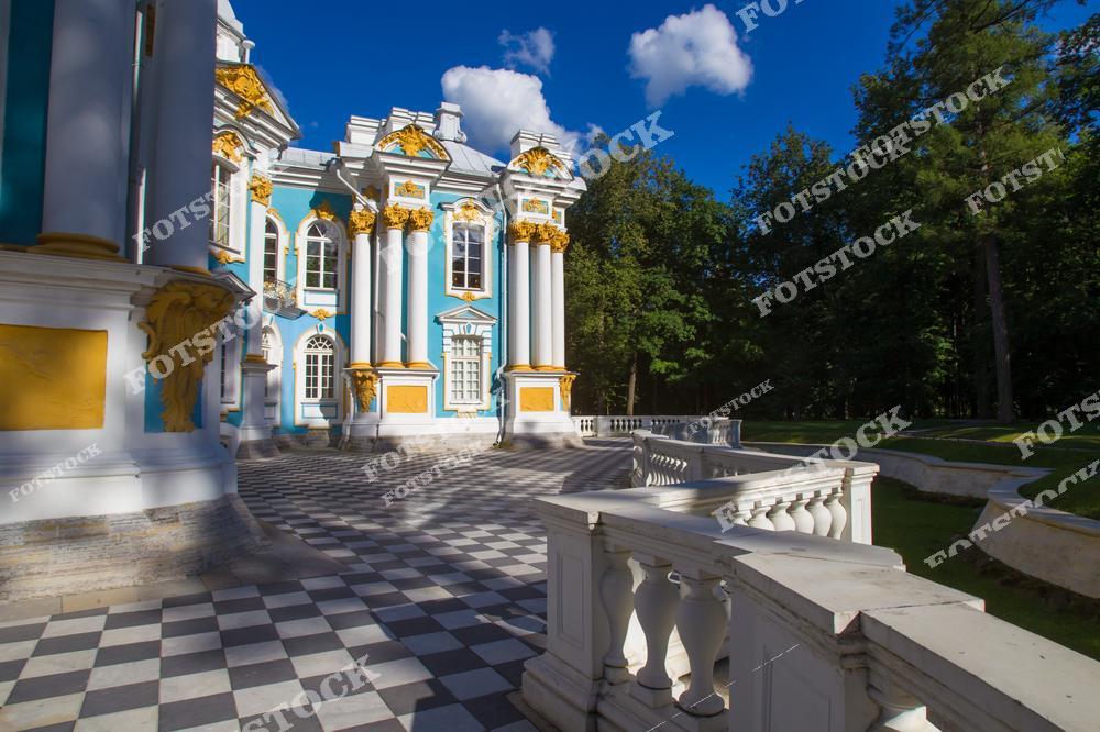На этом фото запечатлен павильон Эрмитаж в Екатерининском парке города Пушкин — одного из самых известных пригородов Санкт-Петербурга. Архитектура эпохи царской России гармонично сочетается с живописным парком и атмосферой исторического Царского Села. Снимок передает красоту дворцово-паркового ансамбля и культурное наследие России, делая фотографию идеальной для туристических публикаций, экскурсий и коллекций с видами Санкт-Петербурга и его окрестностей. Отличный выбор для постеров, сувениров и продажи фотографий архитектурных достопримечательностей России.